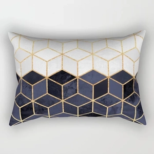 Detail von blau-weißem 3D-Geometrie-Kissenbezug mit Goldlinien und weichem Stoff