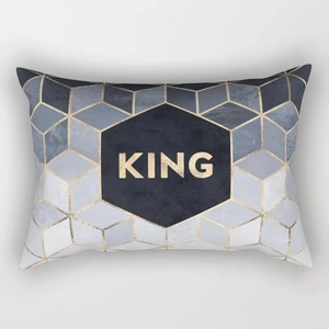 Detail von blaugrauem geometrischem Kissenbezug mit Pfirsichhaut-Textur und KING-Brief