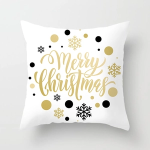 Λεπτομέρεια με γράμματα Merry Christmas και χρυσές νιφάδες σε λευκή θήκη μαξιλαριού