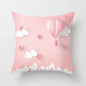 Dettaglio della federa rosa di San Valentino con palloncini a cuore 3D e nuvole