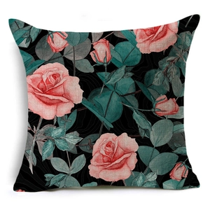 Linnen kussenhoes met roze bloemenprint van rozen op een zwarte achtergrond