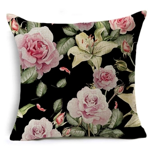 Linnen kussensloop met vintage print van zwarte rozen en gele lelies op wit decor