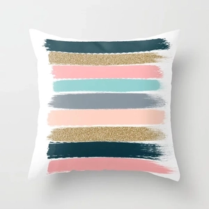 Détail d'une housse de coussin rose avec coups de pinceau abstraits et paillettes dorées