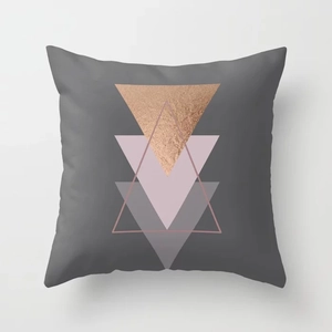 Détail de la housse de coussin grise avec triangles géométriques or rose et rose