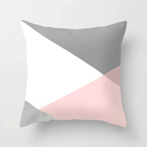 Détail de motif géométrique triangle rose et gris sur housse de coussin carrée pour canapé