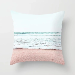 Détail de la plage rose et des vagues imprimées sur le tissu de la taie d'oreiller carrée