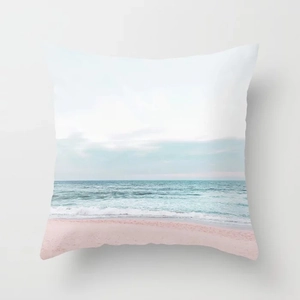 Détail de la taie d'oreiller carrée avec paysage de plage rose et texture de tissu doux