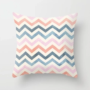 Dettaglio del motivo chevron rosa e blu su una fodera per cuscino decorativo quadrata