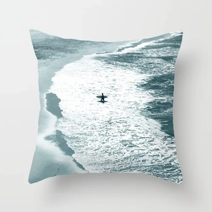 Détail de la housse de coussin carrée avec imprimé d'art de surfeur côtier bleu