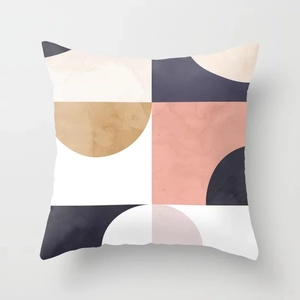 Dettaglio della federa per cuscino geometrica rosa e blu con trama del tessuto acquerello