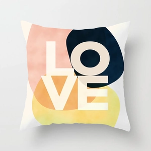 Dettaglio del motivo LOVE geometrico rosa astratto sulla fodera del cuscino