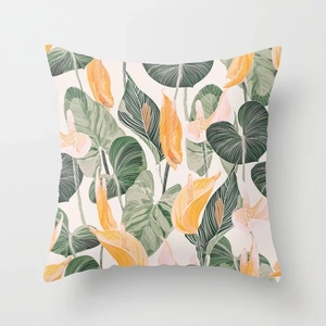 Détail macro du motif de feuilles d'anthurium tropical sur la housse de coussin rose