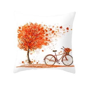 Détail d'une housse de coussin avec imprimé d'érable d'automne et vélo pour Thanksgiving