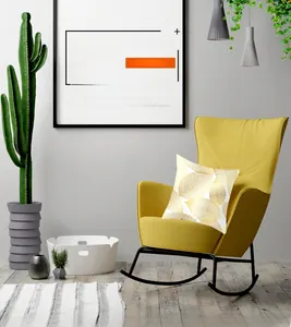 Gros plan d'une taie d'oreiller à motif de feuilles dorées sur fauteuil jaune