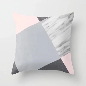 Dettaglio di un moderno cuscino nordico con marmo rosa e motivi geometrici