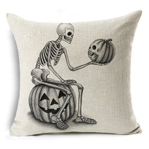 Detail van Halloween linnen kussensloop met een schedel zittend op een pompoenontwerp