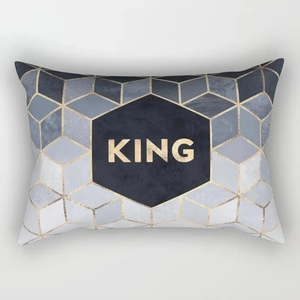 Federa moderna con motivi geometrici 3D blu e scritta KING dorata in pelle di pesco