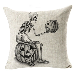 Halloween linnen kussensloop met illustratie van een skelet op een grote pompoen