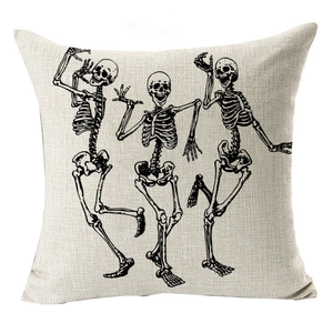Halloween linnen kussensloop met drie zwarte dansende skeletten op een beige achtergrond