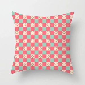Rosa und minzgrüner Kissenbezug mit Schachbrettmuster und Herzmotiven für das Sofa