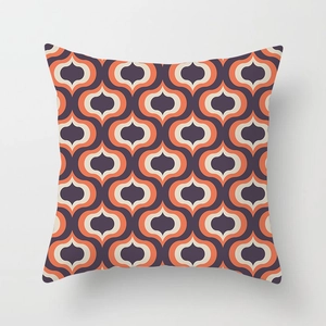 Detail der modernen Mid-century Geometrie-Kissenhülle mit orangefarbenen und lila Mustern