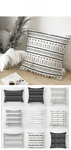 Détail de housses de coussin géométriques noir et blanc aux motifs tribaux marocains