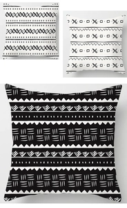Détail du motif géométrique marocain noir et blanc sur la housse de coussin carrée