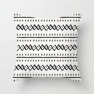 Housse de coussin carrée moderne à motifs géométriques noirs et blancs de style tribal