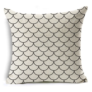 Moderne minimalistische linnen kussensloop met zwart visschubpatroon op beige basis