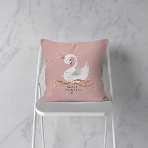 Roze vierkante zwaan kussenhoes met Sweet Princess print op een witte stoel decor