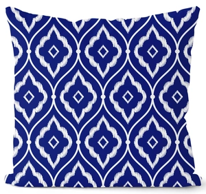 Detail eines dunkelblauen geometrischen Ikat-Musters auf einem hochwertigen Kissenbezug