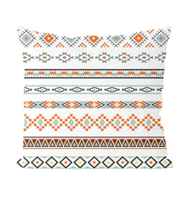Détail du motif géométrique bohème sur housse de coussin avec rayures colorées