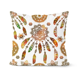 Housse de coussin bohème carrée avec attrape-rêves et plumes colorés sur fond blanc