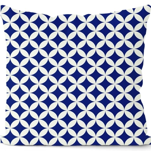 Marineblaue geometrische Kissenhülle mit weißem Verriegelungsmuster auf quadratischem Kissen