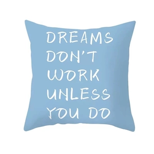 Dettaglio copricuscino blu con stampa Dreams Don't Work Unless You Do di colore bianco