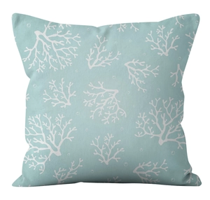 Vue détaillée de la housse de coussin en lin avec motifs de corail blanc sur bleu clair
