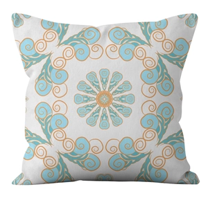 Détail de la housse de coussin en lin avec motifs géométriques bleus et orange