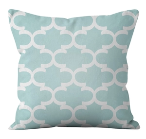 Détail de taie d'oreiller en lin bleu clair avec motif géométrique blanc sur fond blanc