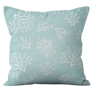 Housse de coussin en lin avec base bleu clair et motifs de corail blanc pour canapé