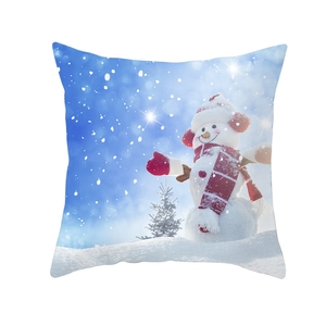 Detail van vierkante kerst sneeuwpop kussensloop met rode sjaal en winterse dennenbomen