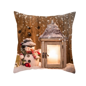 Vierkante kerst kussenhoes met sneeuwpop en houten lantaarn op een houten achtergrond