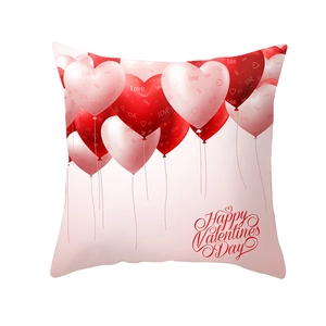 Nahaufnahme Kissenbezug zum Valentinstag mit roten Herzballons und Love-Schriftzug