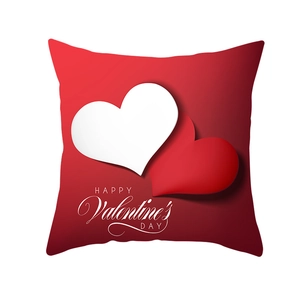 Detail des roten Valentinstag-Kissenbezugs mit überlappenden Herzen und festlichem Schriftzug