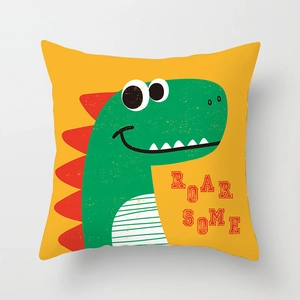 Gelber Kissenbezug mit niedlichem grünen Cartoon-Dinosaurier und Roar Some Schriftzug