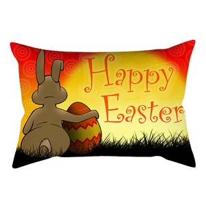 Funda de cojín con conejo de Pascua y huevos de colores sobre fondo de atardecer