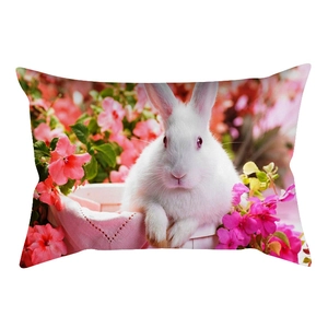 Detalle del estampado de conejo y flores en la tela de la funda de cojín de Pascua