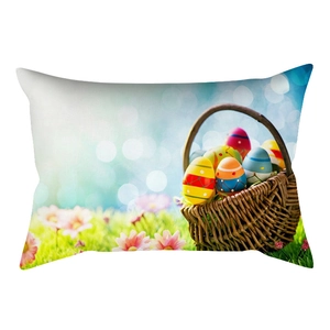 Funda de cojín de Pascua con cesta de huevos de colores y flores para decoración