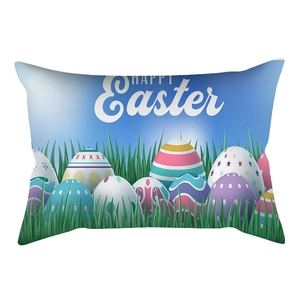 Detalle de los motivos de Pascua sobre la funda de cojín rectangular con tacto seda