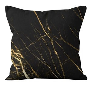 Détail d'une taie d'oreiller noire carrée avec des motifs de marbre doré irréguliers
