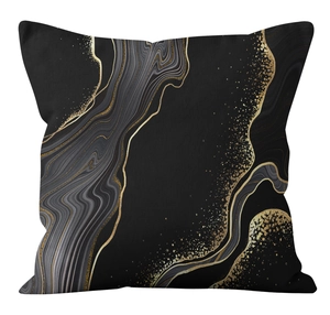 Détail de la housse de coussin marbre noir avec art fluide doré et texture métallique
